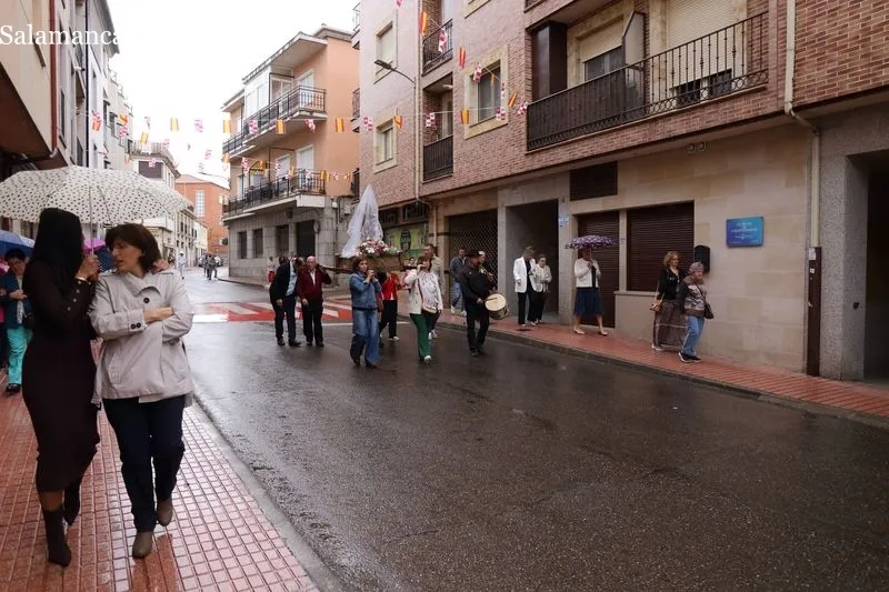 Foto 5 - La procesi&oacute;n de San Miguel recorre el barrio bajo la lluvia