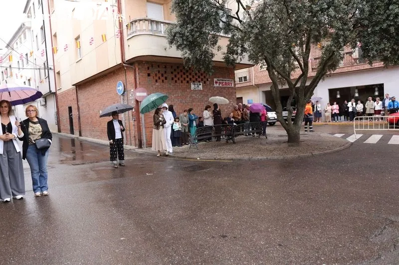 Foto 4 - La procesi&oacute;n de San Miguel recorre el barrio bajo la lluvia