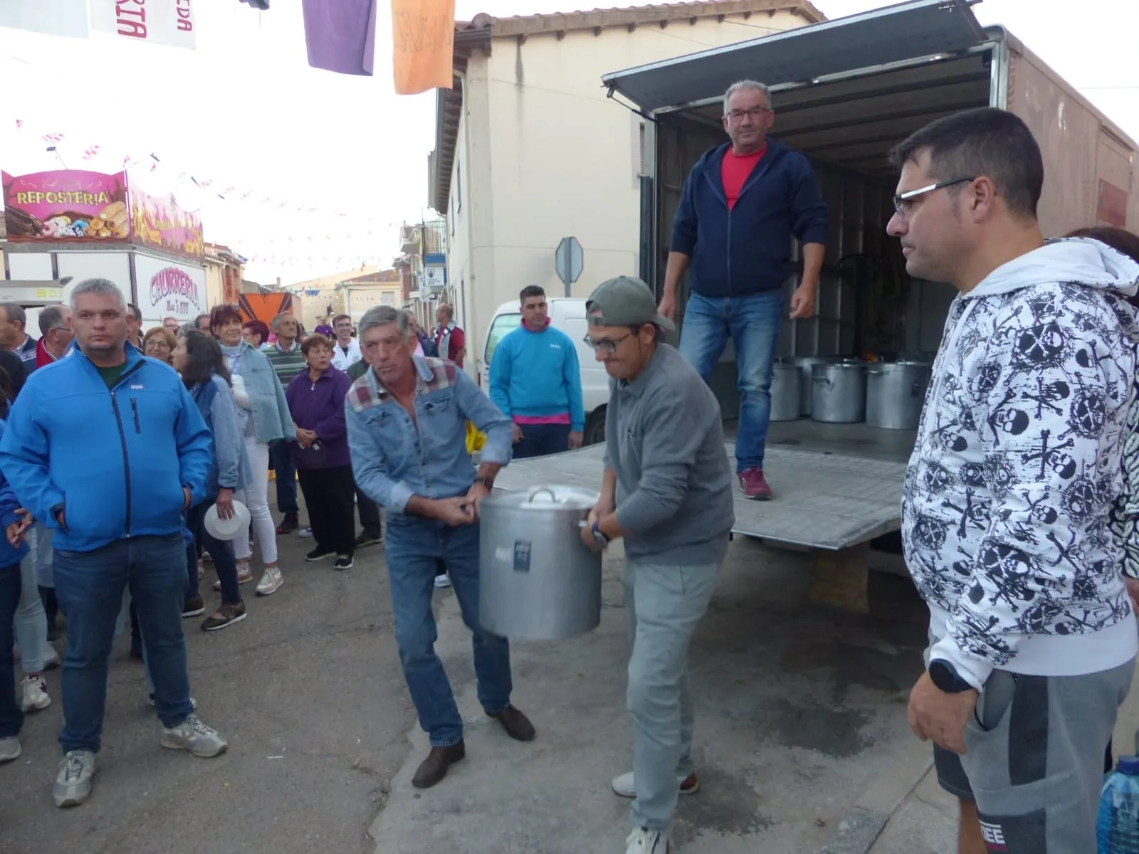 Foto 7 - Villoria dice adi&oacute;s a sus fiestas en una multitudinaria reuni&oacute;n vecinal para disfrutar juntos de la "merienda de la vaca"