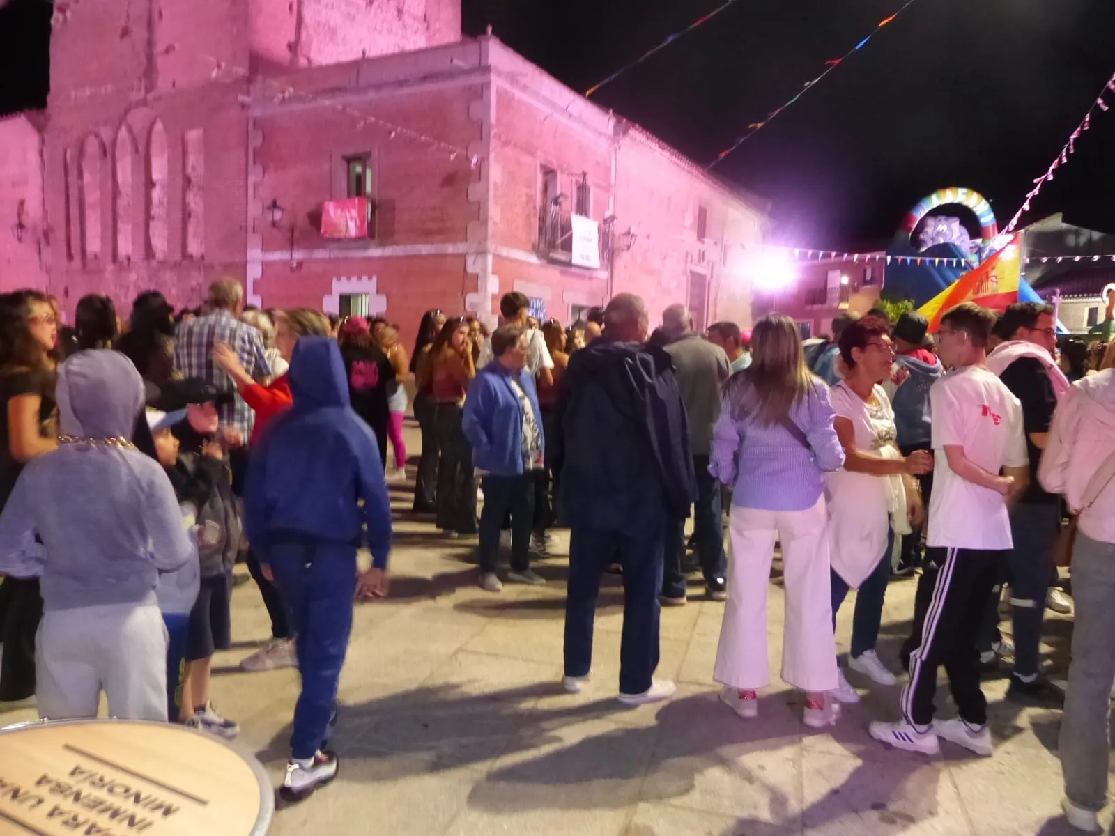 Foto 9 - Alegr&iacute;a y color en el multitudinario desfile de pe&ntilde;as que da la bienvenida a las fiestas patronales en Villoria
