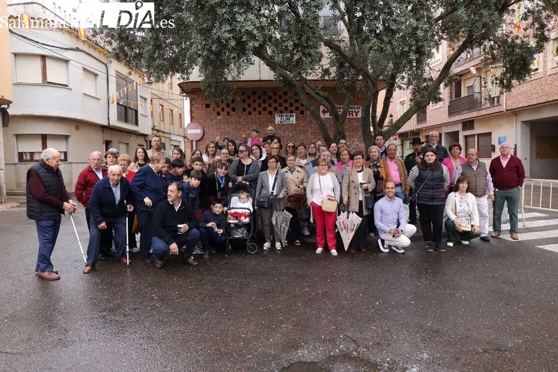 Foto 2 - La procesi&oacute;n de San Miguel recorre el barrio bajo la lluvia