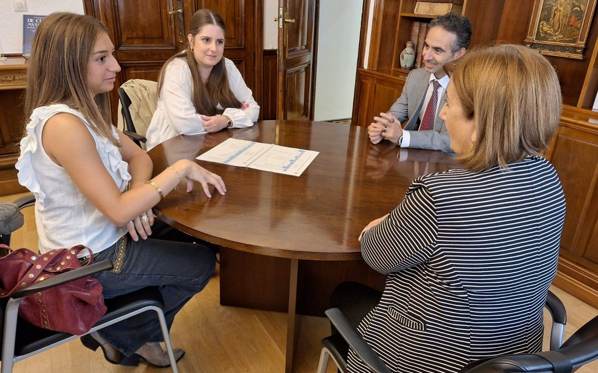 Alumnas de Derecho de la USAL inician sus prácticas en la Subdelegación