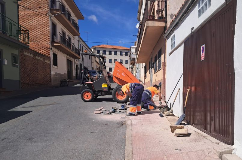 Obras en Alba de Tormes: reparan aceras y desbrozan zonas