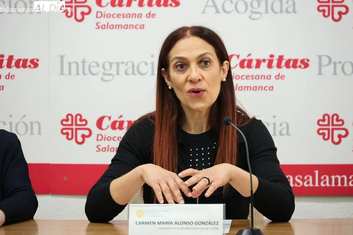 Rosa Hernández, responsable del programa de voluntariado de Cáritas, y Carmen María Alonso, catedrática de la Facultad de Comunicación de la UPSA, presentaban esta campaña. Foto de David Sañudo