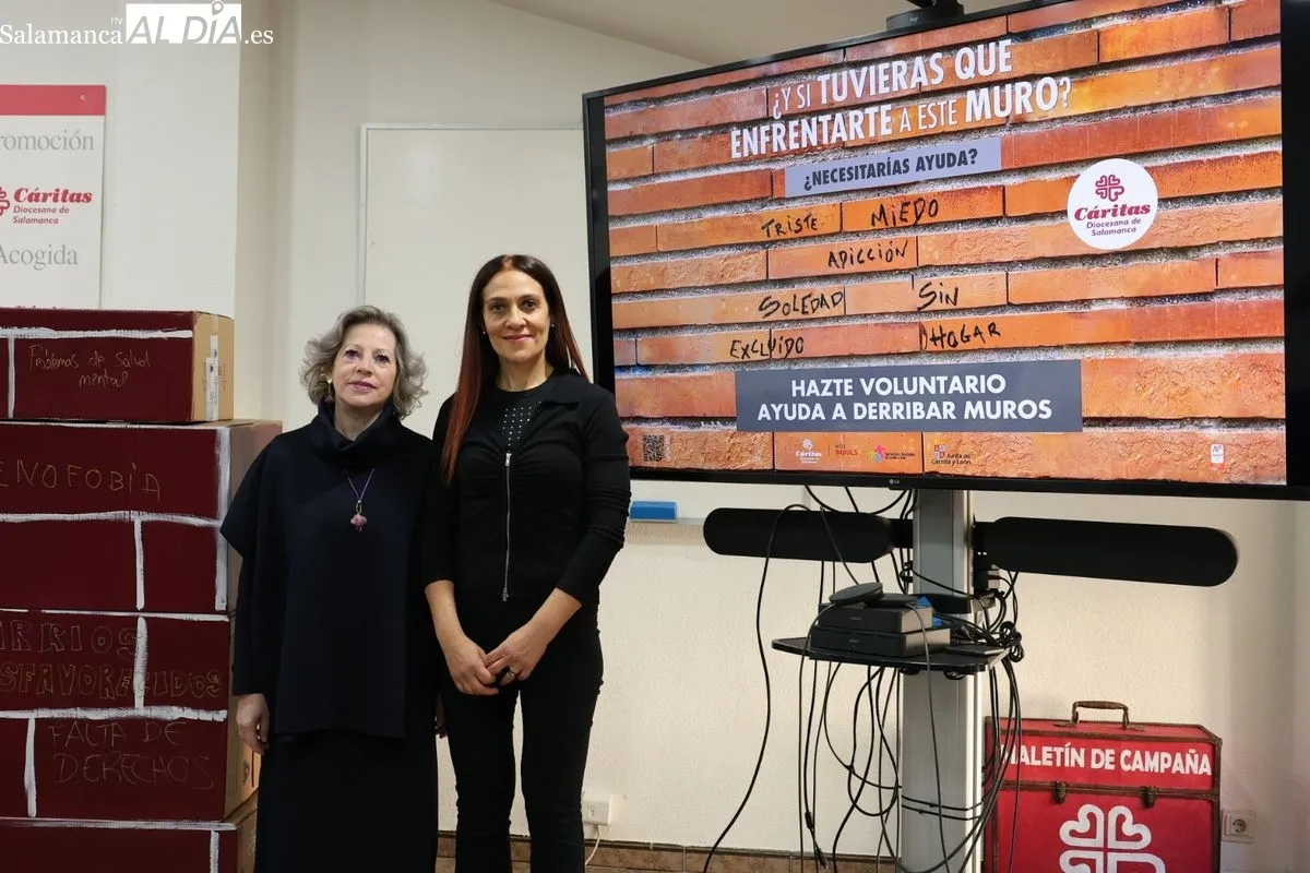 Rosa Hernández, responsable del programa de voluntariado de Cáritas, y Carmen María Alonso, catedrática de la Facultad de Comunicación de la UPSA, presentaban esta campaña. Foto de David Sañudo