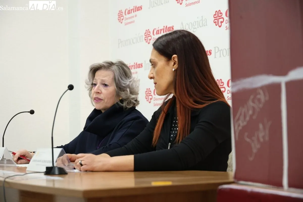 Rosa Hernández, responsable del programa de voluntariado de Cáritas, y Carmen María Alonso, catedrática de la Facultad de Comunicación de la UPSA, presentaban esta campaña. Foto de David Sañudo