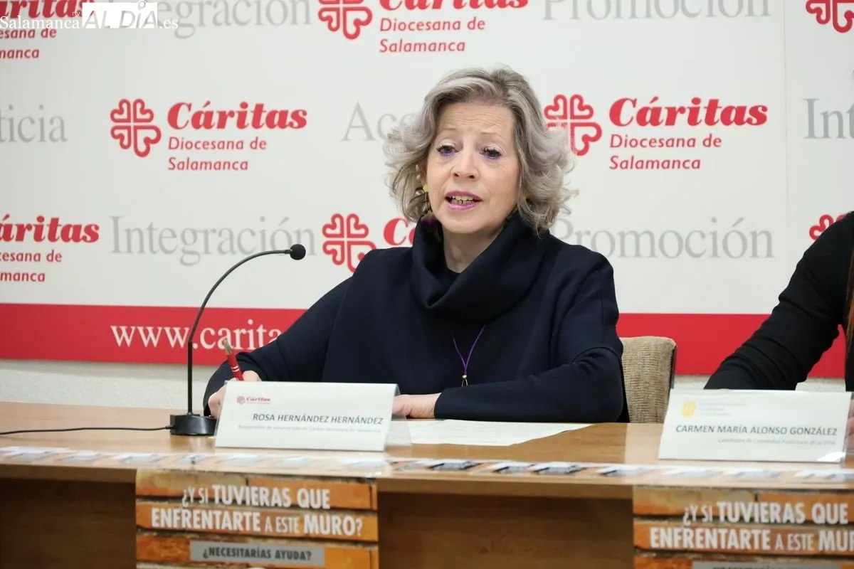 Rosa Hernández, responsable del programa de voluntariado de Cáritas, y Carmen María Alonso, catedrática de la Facultad de Comunicación de la UPSA, presentaban esta campaña. Foto de David Sañudo