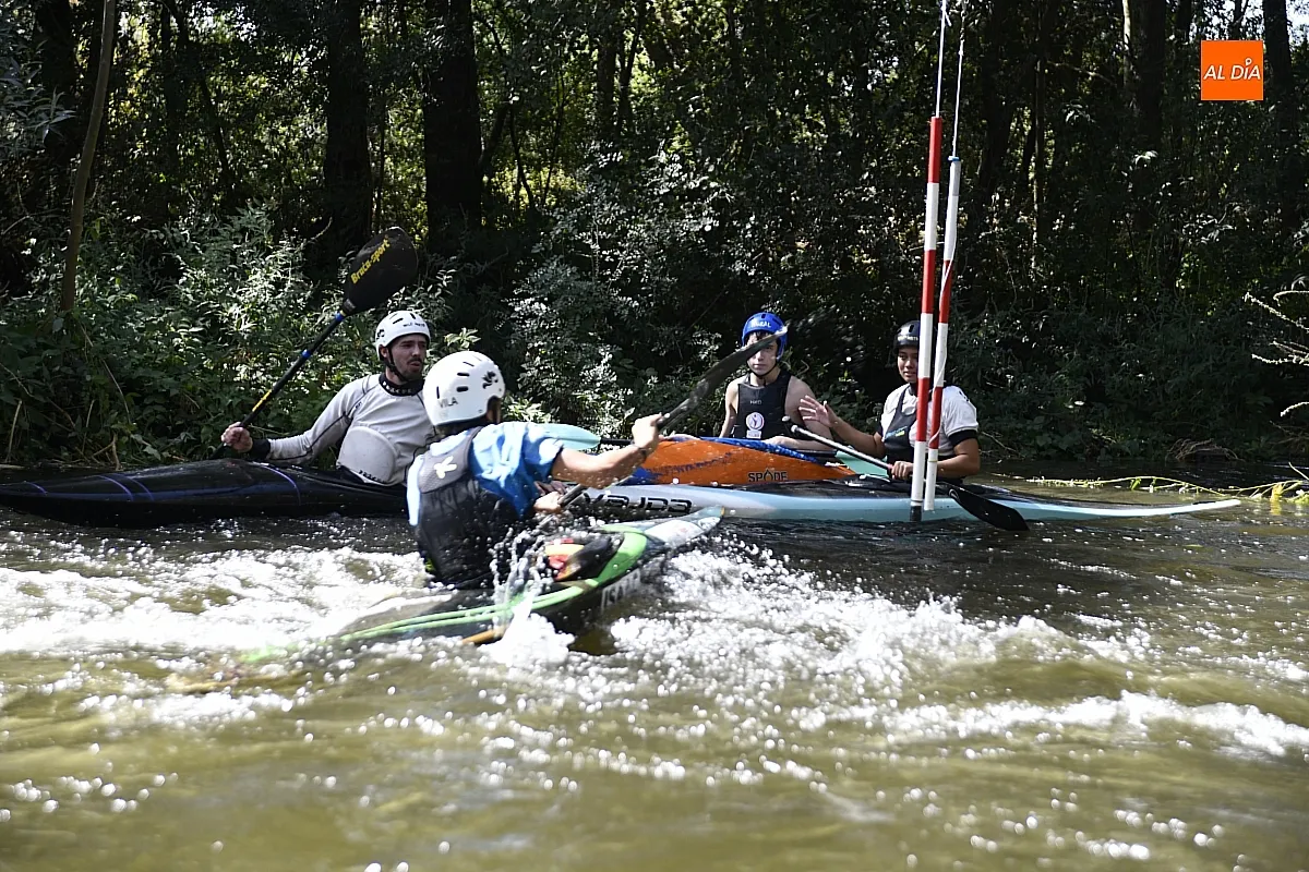 Foto 3 - Los palistas van cogiendo el punto a las aguas del &Aacute;gueda