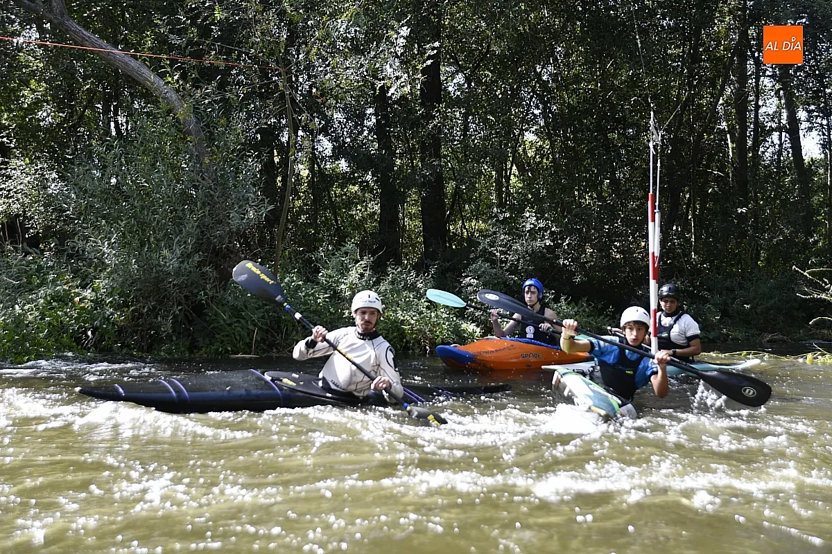 Foto 4 - Los palistas van cogiendo el punto a las aguas del &Aacute;gueda