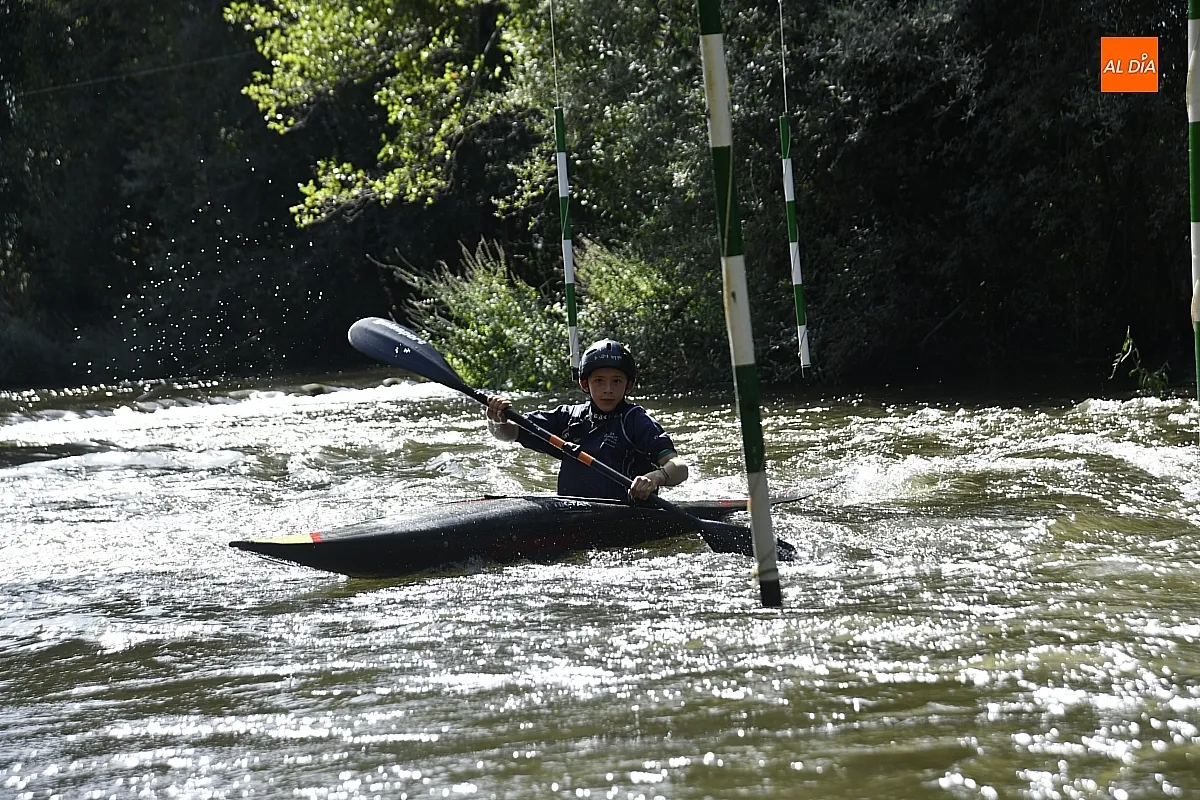 Foto 5 - Los palistas van cogiendo el punto a las aguas del &Aacute;gueda