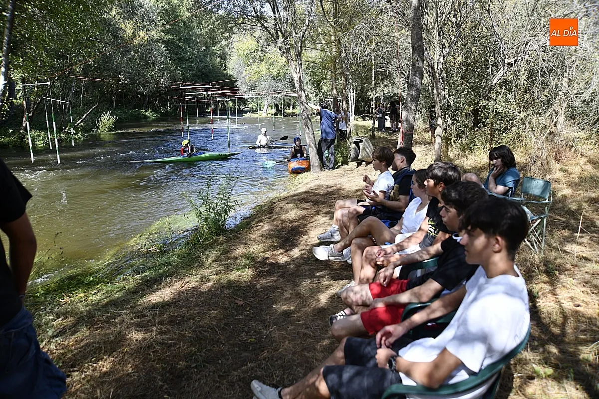 Foto 6 - Los palistas van cogiendo el punto a las aguas del &Aacute;gueda