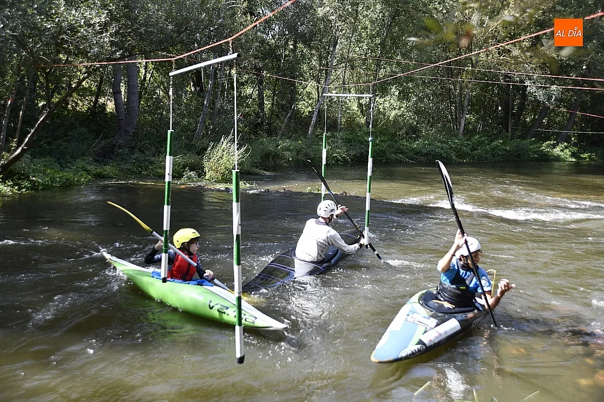 Foto 7 - Los palistas van cogiendo el punto a las aguas del &Aacute;gueda