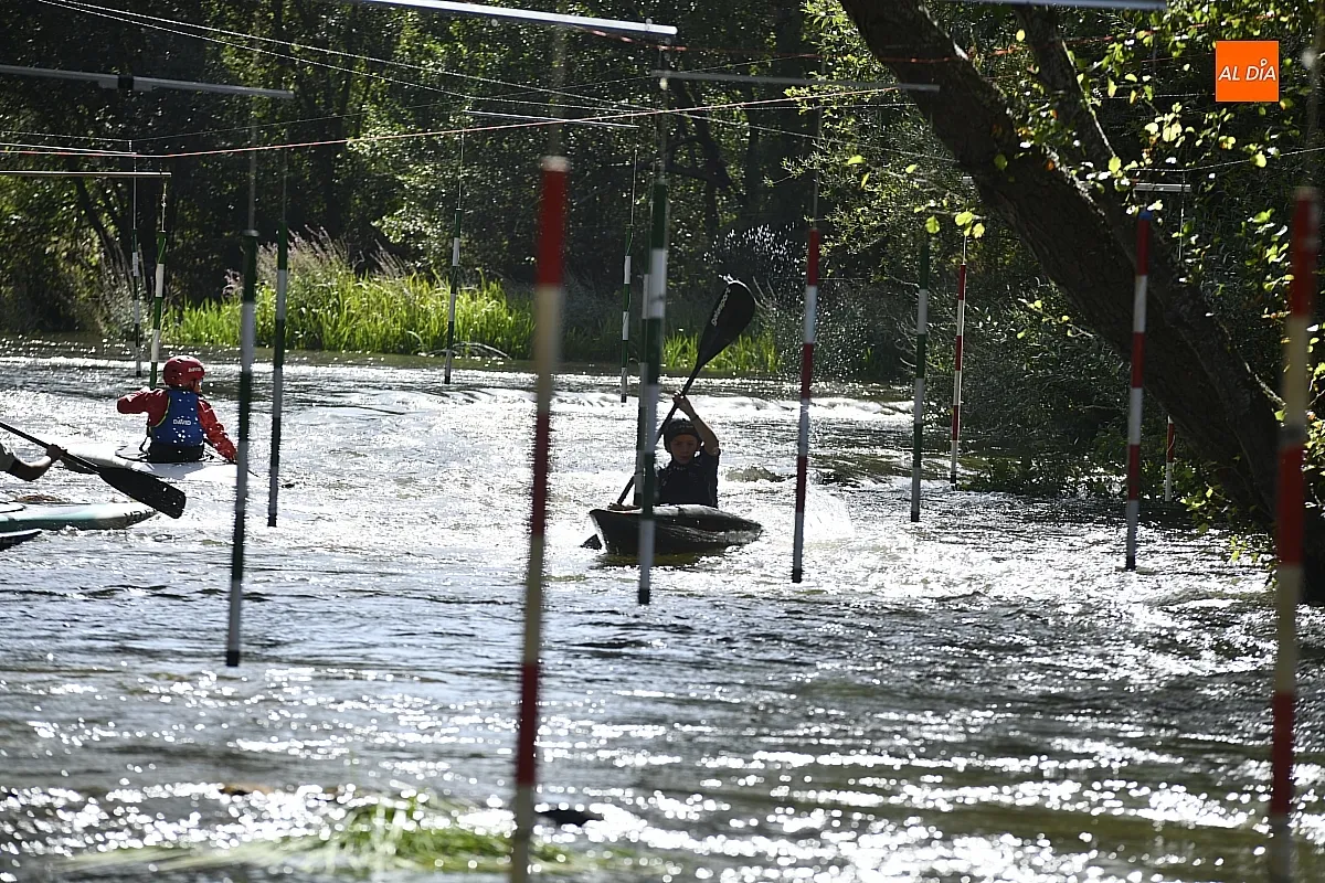 Foto 8 - Los palistas van cogiendo el punto a las aguas del &Aacute;gueda