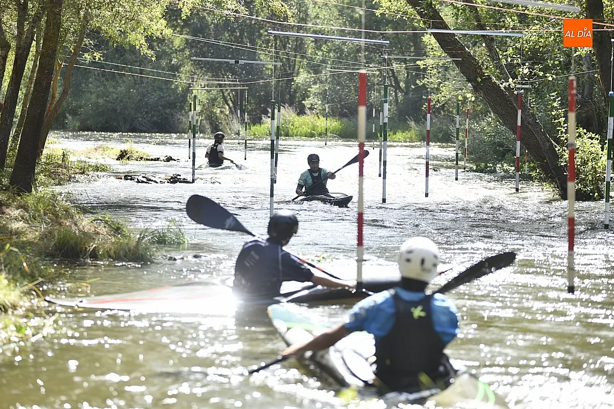 Foto 10 - Los palistas van cogiendo el punto a las aguas del &Aacute;gueda