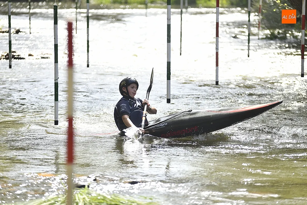 Foto 11 - Los palistas van cogiendo el punto a las aguas del &Aacute;gueda