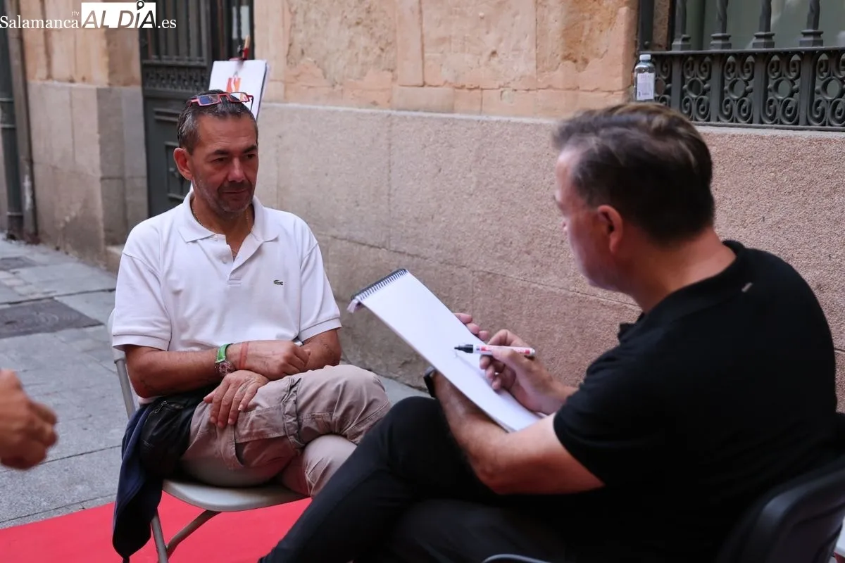 Las calles Rúa y Zamora se llenan de arte con caricaturas gratuitas para apoyar el comercio local. Foto de David Sañudo