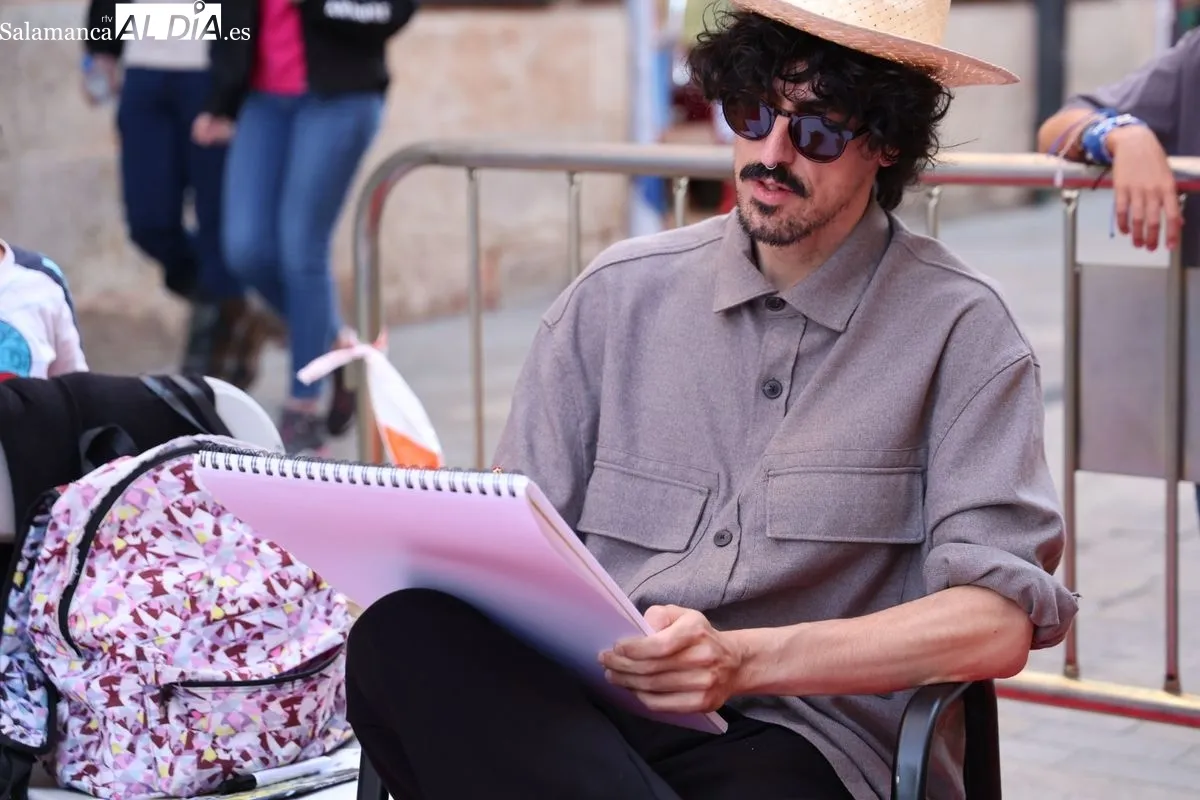 Las calles Rúa y Zamora se llenan de arte con caricaturas gratuitas para apoyar el comercio local. Foto de David Sañudo