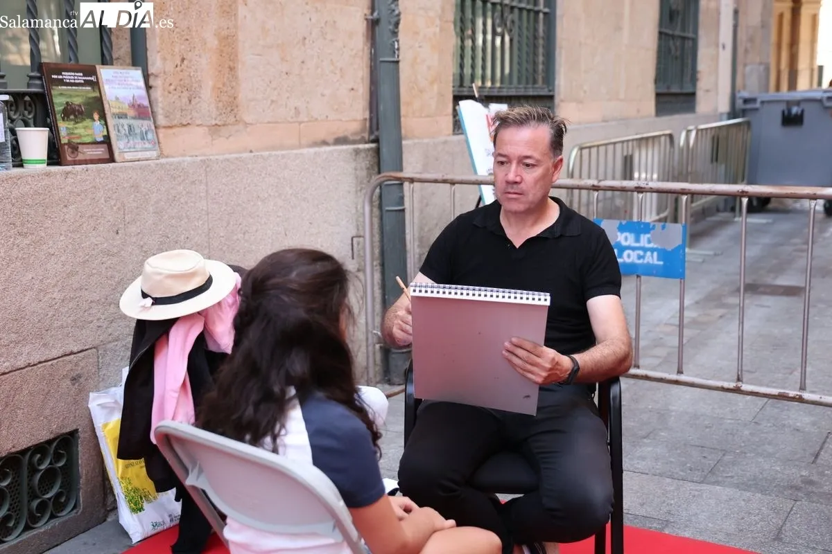 Las calles Rúa y Zamora se llenan de arte con caricaturas gratuitas para apoyar el comercio local. Foto de David Sañudo