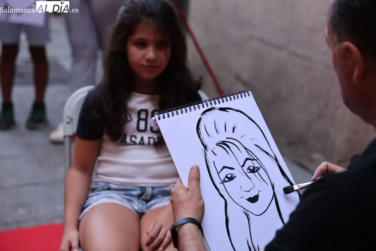 Las calles Rúa y Zamora se llenan de arte con caricaturas gratuitas para apoyar el comercio local. Foto de David Sañudo