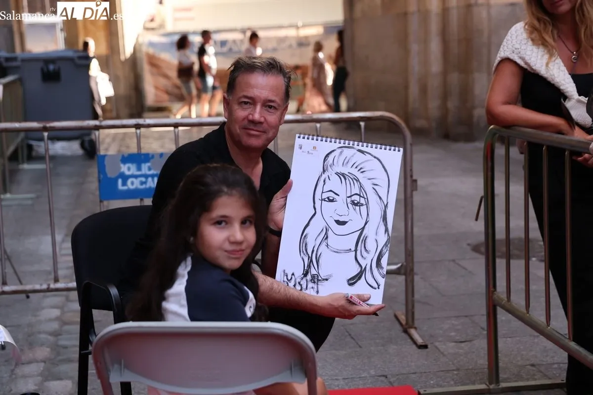 Las calles Rúa y Zamora se llenan de arte con caricaturas gratuitas para apoyar el comercio local. Foto de David Sañudo