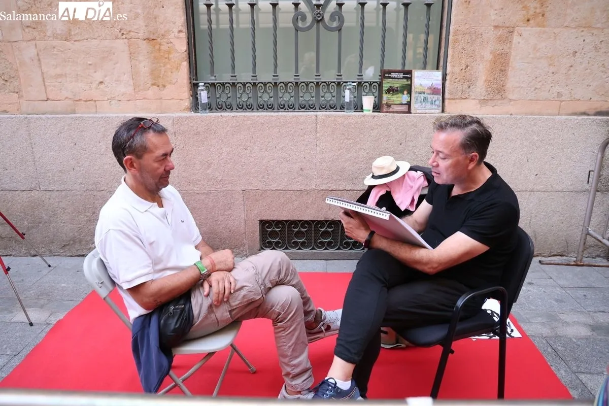 Las calles Rúa y Zamora se llenan de arte con caricaturas gratuitas para apoyar el comercio local. Foto de David Sañudo
