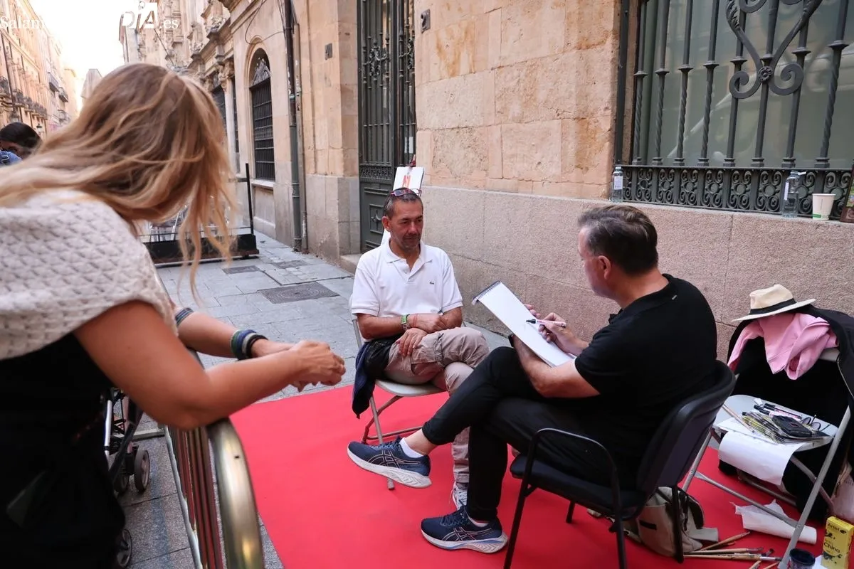 Las calles Rúa y Zamora se llenan de arte con caricaturas gratuitas para apoyar el comercio local. Foto de David Sañudo