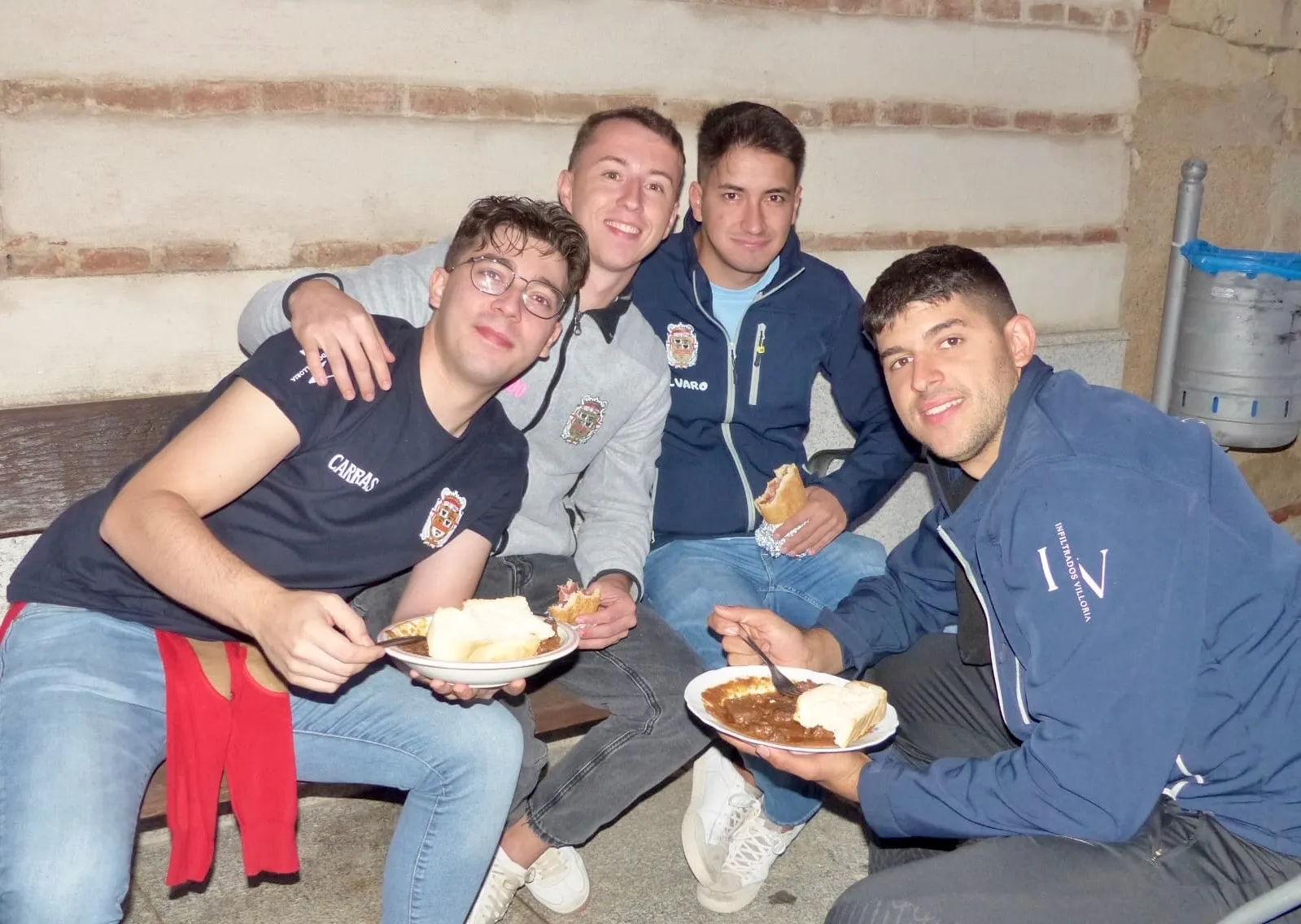 Foto 8 - Villoria dice adi&oacute;s a sus fiestas en una multitudinaria reuni&oacute;n vecinal para disfrutar juntos de la "merienda de la vaca"