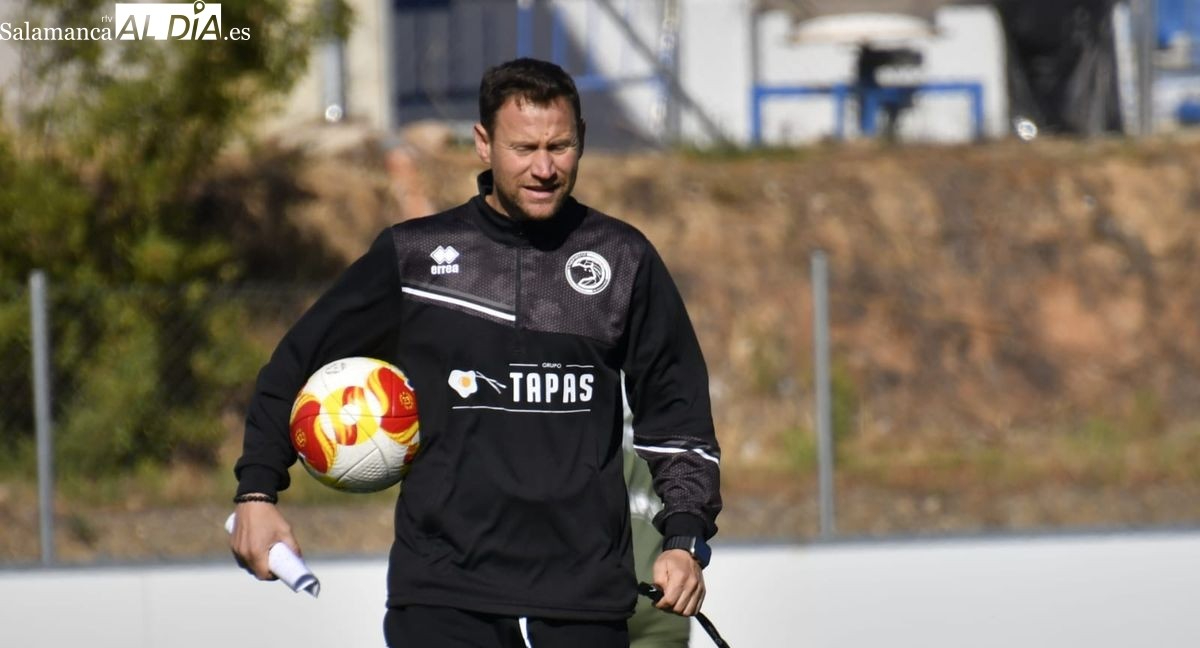 Mario Simón: Los jugadores empiezan a ponerlo difícil para entrar en el once de Unionistas, pero hay que tener equilibrio al venir de victoria