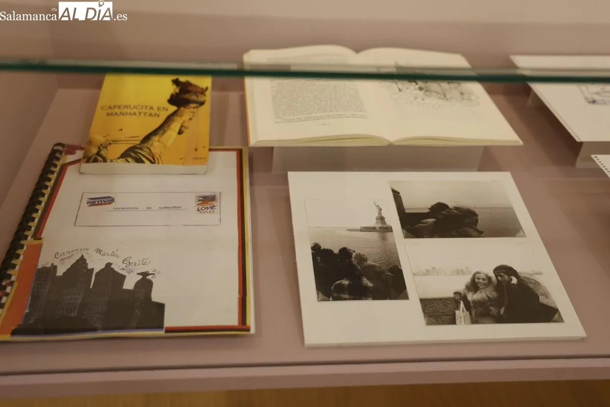 La Universidad de Salamanca rinde homenaje a la escritora Carmen Martín Gaite con la exposición 'Caperucita en Manhattan y otros cuentos', en el Centro Internacional del Español. Foto de David Sañudo