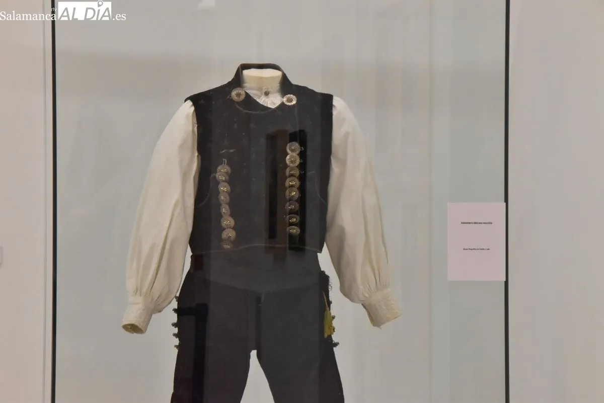 La exposición 'Vestir el barro' salda una 