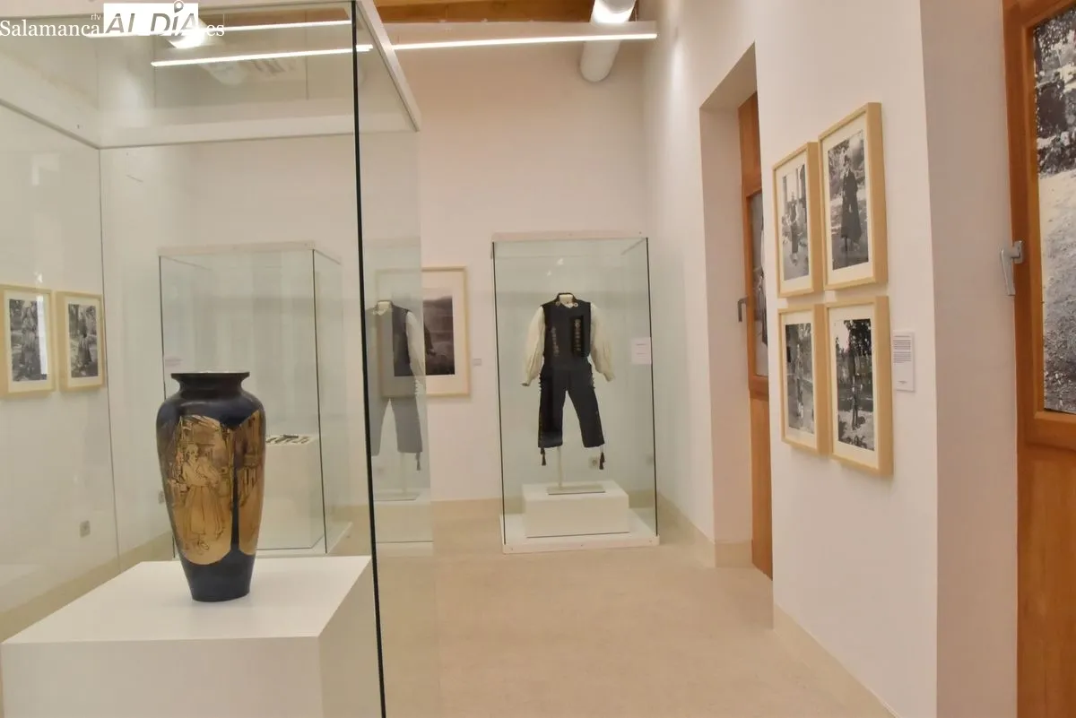 La exposición 'Vestir el barro' salda una 