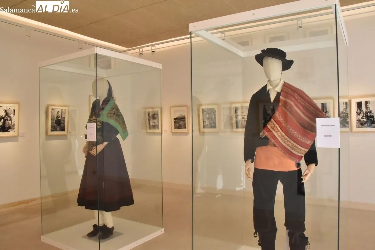 La exposición 'Vestir el barro' salda una 