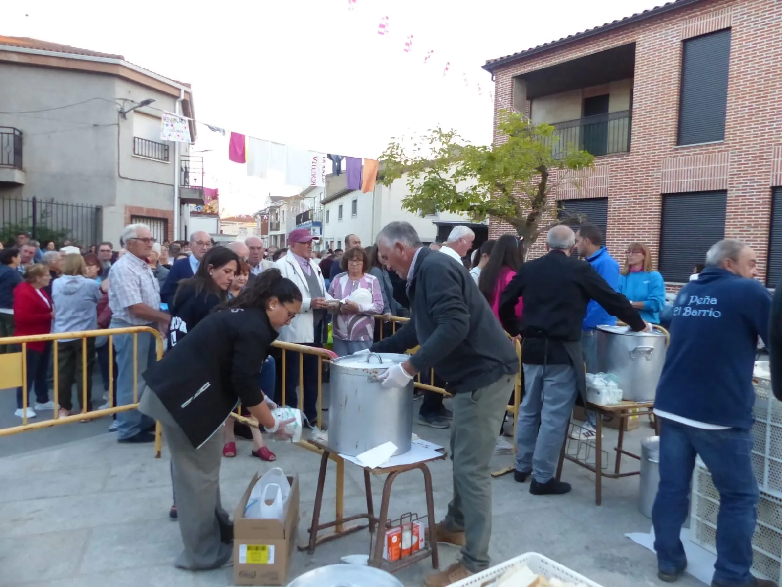 Foto 4 - Villoria dice adi&oacute;s a sus fiestas en una multitudinaria reuni&oacute;n vecinal para disfrutar juntos de la "merienda de la vaca"