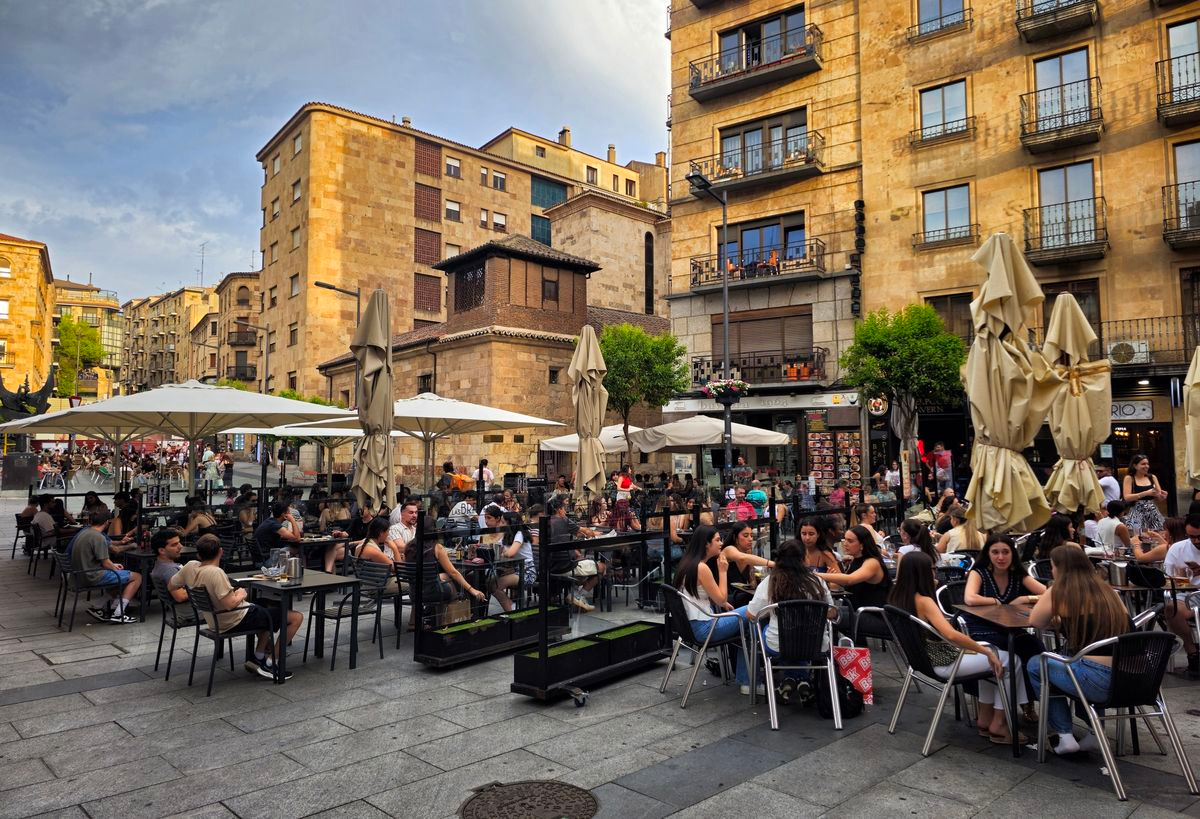 Terraza junto a la iglesia de San Julián en Salamanca
