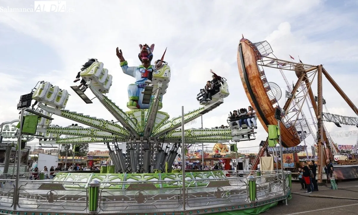 Atracciones en el recinto ferial de la Aldehuela. Foto SALAMANCArtv AL DÍA