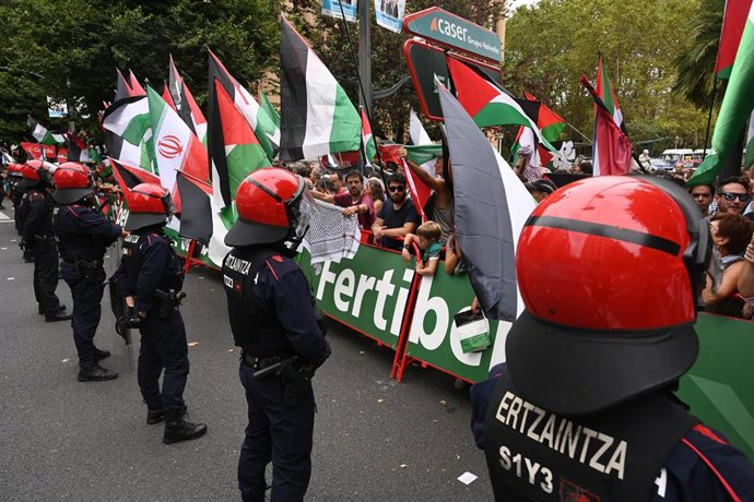 Tres detenidos, cinco identificados y cuatro ertzainas heridos en las protestas contra Israel en la Vuelta a España a su paso por Bilbao
