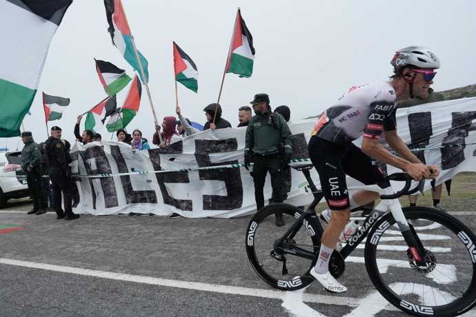 ¿Qué ocurre en La Vuelta 2025 con el equipo israelí y las protestas pro-Palestina?: cronología, etapas sin acabar, amenaza de expulsión...