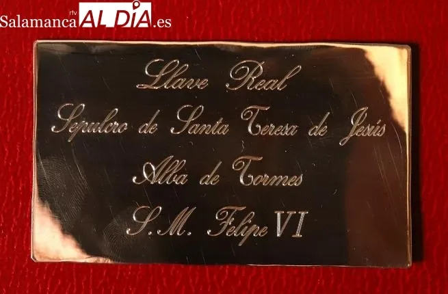 Foto 2 - La Orden del Carmelo Descalzo obsequia al rey Felipe VI con la llave real del sepulcro de santa Teresa