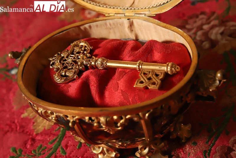 Felipe VI recibe la llave del sepulcro de santa Teresa