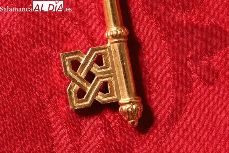 Foto 6 - La Orden del Carmelo Descalzo obsequia al rey Felipe VI con la llave real del sepulcro de santa Teresa