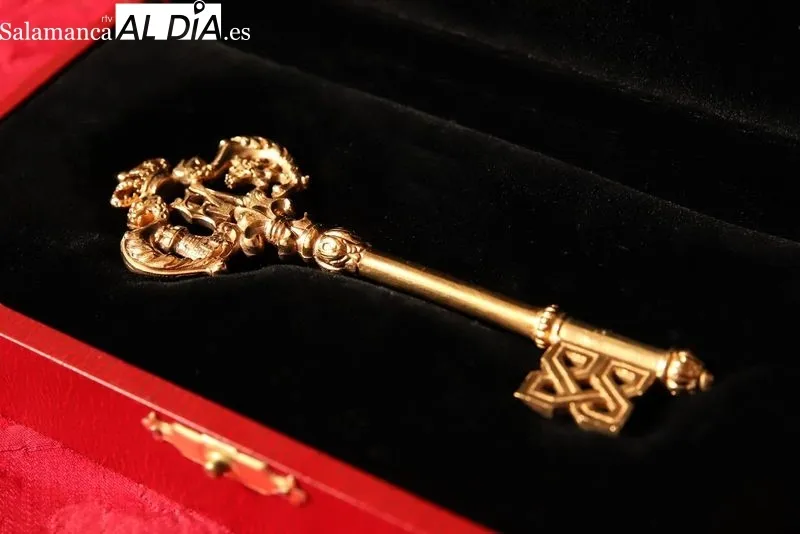 Foto 5 - La Orden del Carmelo Descalzo obsequia al rey Felipe VI con la llave real del sepulcro de santa Teresa