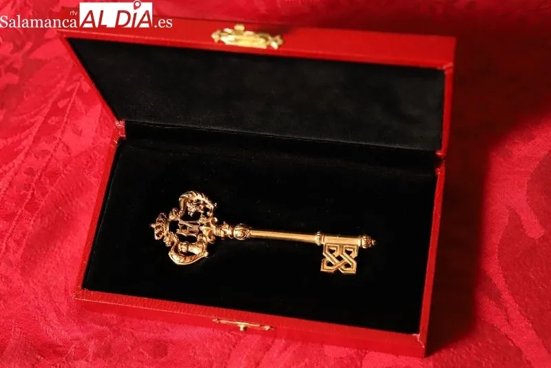 Foto 4 - La Orden del Carmelo Descalzo obsequia al rey Felipe VI con la llave real del sepulcro de santa Teresa