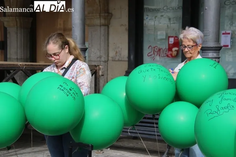 Foto 11 - Un cielo de recuerdos contra el olvido: Alba de Tormes cierra el mes del Alzheimer con una emotiva suelta de globos