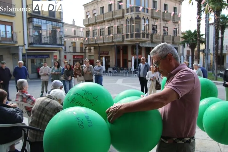 Foto 10 - Un cielo de recuerdos contra el olvido: Alba de Tormes cierra el mes del Alzheimer con una emotiva suelta de globos