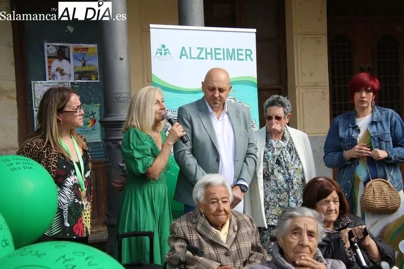 Foto 9 - Un cielo de recuerdos contra el olvido: Alba de Tormes cierra el mes del Alzheimer con una emotiva suelta de globos