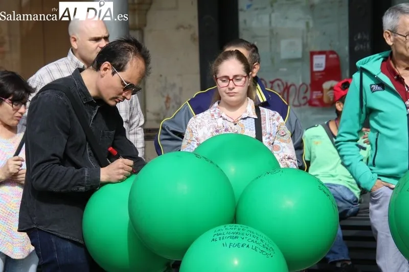 Foto 6 - Un cielo de recuerdos contra el olvido: Alba de Tormes cierra el mes del Alzheimer con una emotiva suelta de globos