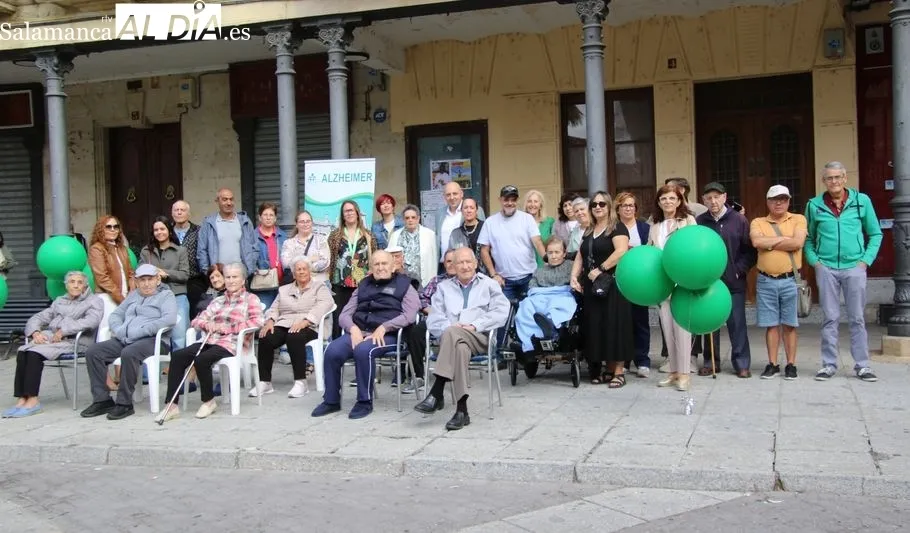 Un cielo de recuerdos contra el olvido: Alba de Tormes cierra el mes del Alzheimer con una emotiva suelta de globos | Imagen 1