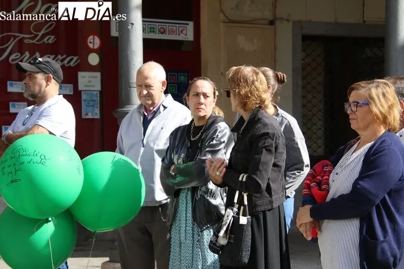 Foto 4 - Un cielo de recuerdos contra el olvido: Alba de Tormes cierra el mes del Alzheimer con una emotiva suelta de globos