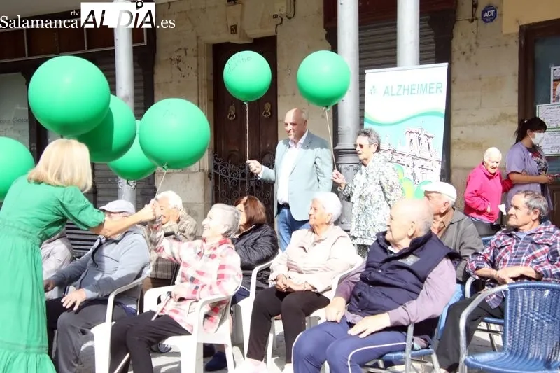 Foto 3 - Un cielo de recuerdos contra el olvido: Alba de Tormes cierra el mes del Alzheimer con una emotiva suelta de globos