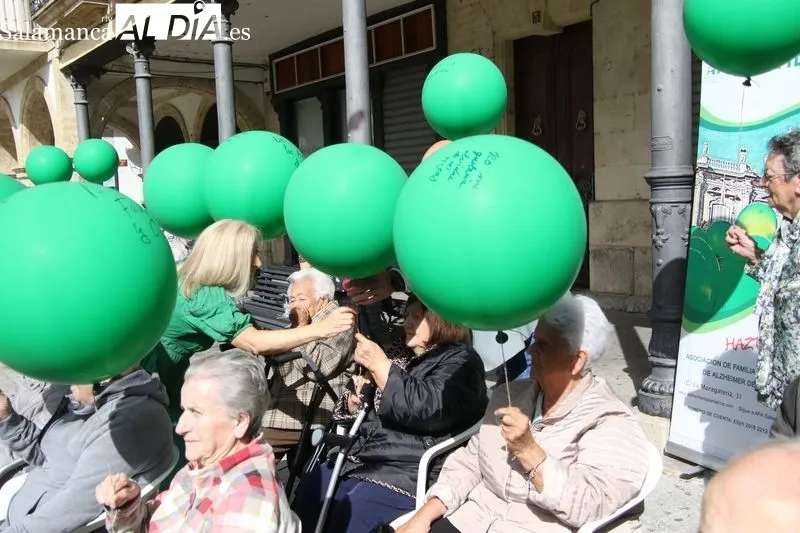 Foto 2 - Un cielo de recuerdos contra el olvido: Alba de Tormes cierra el mes del Alzheimer con una emotiva suelta de globos